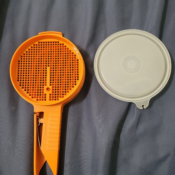 Tupperware 9” Orange Plastic Hand Squeeze Sifter Grater Kitchen Tool With Lid - Picture 3 of 3